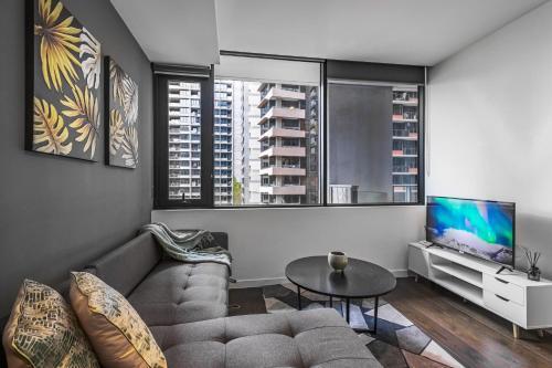 City Dream 2BR1BA Apt MelbournePoolGym - Tap to explore photos