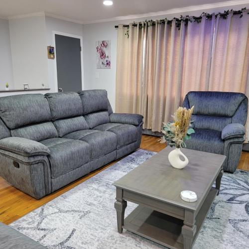 Cozy apartment shared with host - Tap to explore photos
