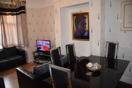 Nice 3 Bedroom Apartment - Ealing - Tap to explore photos
