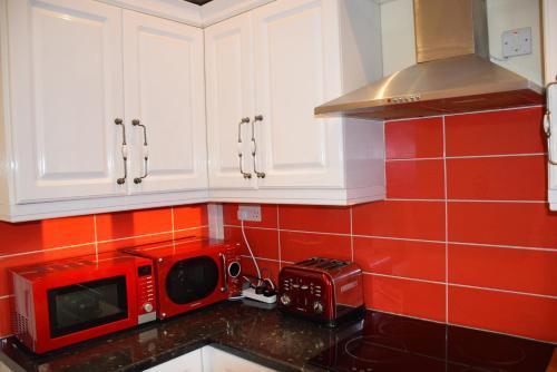 Nice 3 Bedroom Apartment - Ealing - Tap to explore photos