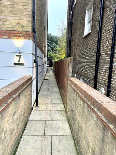 Cute 1 Bedroom in Maida Vale - Tap to explore photos