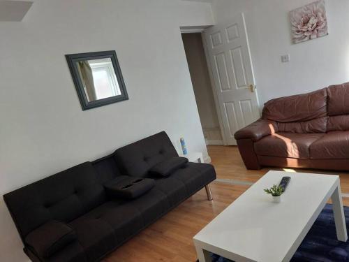 5 Bedroom House in Romford - Tap to explore photos