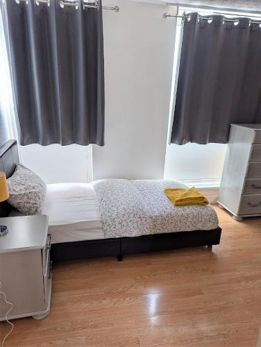 5 Bedroom House in Romford - Tap to explore photos