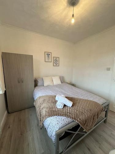Chic 3 Bedroom Flat OnTower Bridge - Tap to explore photos