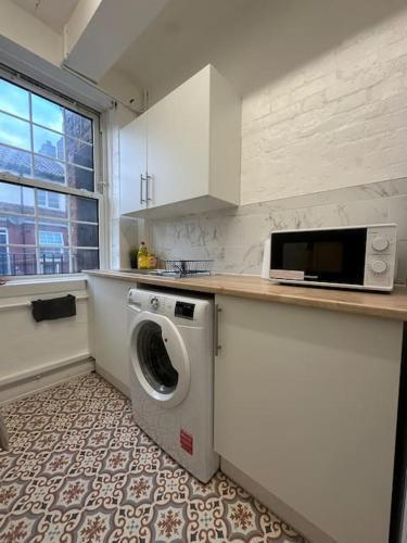Chic 3 Bedroom Flat OnTower Bridge - Tap to explore photos