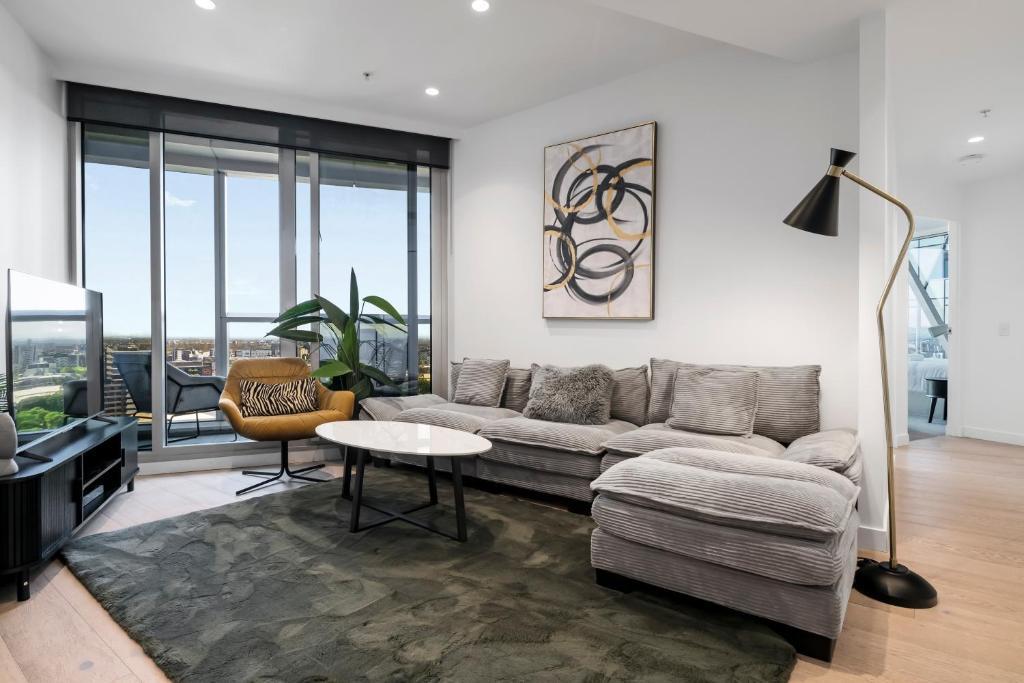 West Side Explore Downtown Melb in Chic Condo