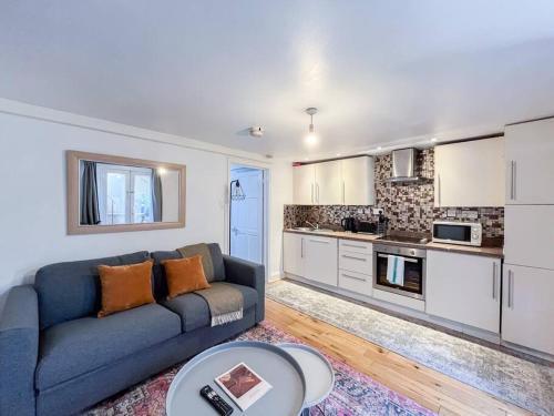 Stylish Camden Apartment B2 - Tap to explore photos