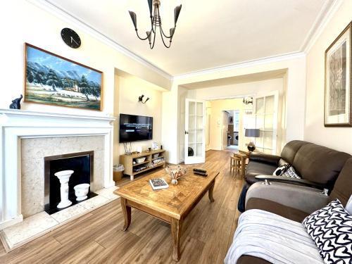London Luxury Apartment with 2 Bedrooms - Tap to explore photos
