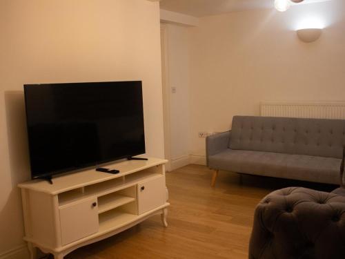 Spacious, lovely 2 bedroom flat in Woolwich - Tap to explore photos