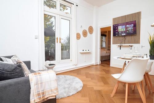 Chic 1-Bed Flat with Terrace in Notting Hill W10 - Tap to explore photos