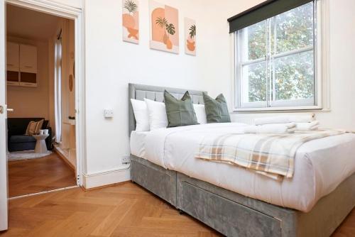 Chic 1-Bed Flat with Terrace in Notting Hill W10 - Tap to explore photos