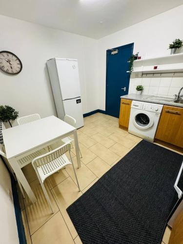 Portobello Self Check-In Rooms 611 - Tap to explore photos