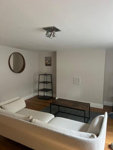 Primrose Hill One Bedroom Apartment - Tap to explore photos
