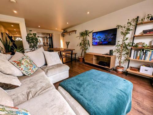 Modern Well Presented Apartment with Garden - Tap to explore photos