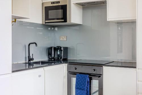 Stylish 1BR apartment in West London - Tap to explore photos