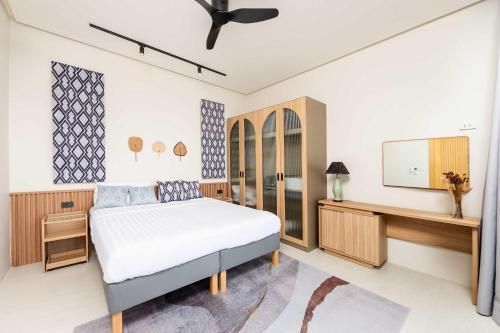 Villa Plunge Modern 2-Bedroom with Private Pool - Tap to explore photos