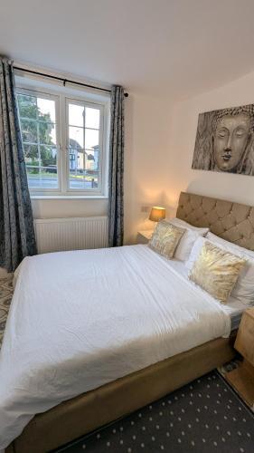 Annexe Studio private entrance, hallway and parking