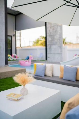 Metro Loft Pool villa - Tap to explore photos