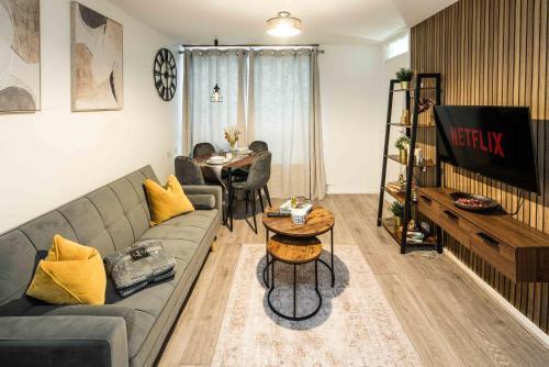 Charming London Apartment with Great Location - Tap to explore photos