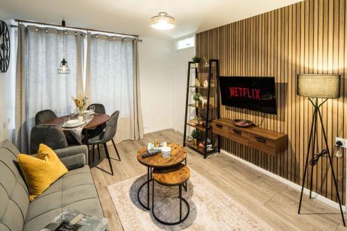 Charming London Apartment with Great Location - Tap to explore photos