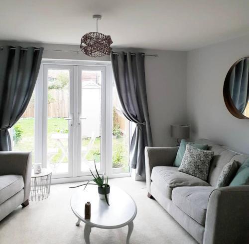 london holiday home with free parking - Tap to explore photos
