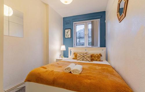 london holiday home with free parking - Tap to explore photos