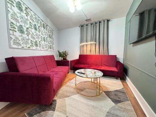 Beautiful Apartment Near Central London - Tap to explore photos