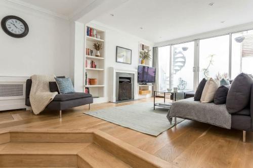 Stunning 3BR Home With Terrace in Knightsbridge - Tap to explore photos