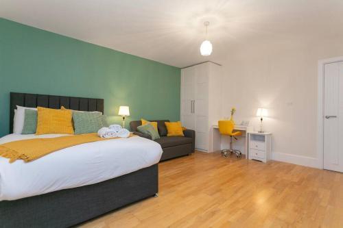 Trendy 1BR in West Kensington -opposite Station - Tap to explore photos