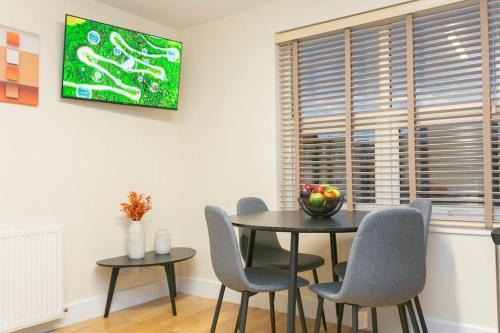 Trendy 1BR in West Kensington -opposite Station - Tap to explore photos