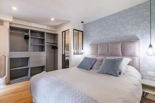 Renovated apartment close to Opera - Tap to explore photos