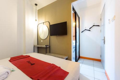 RedDoorz near Mangga Dua Mall - Tap to explore photos