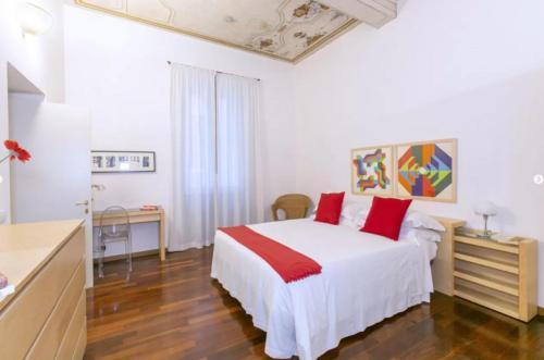 Spanish Steps Vittoria Apartment - Tap to explore photos
