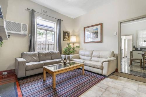 Spacious Urban Delight in Coburg - Tap to explore photos
