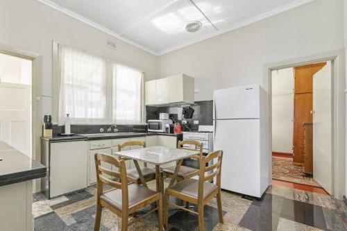 Spacious Urban Delight in Coburg - Tap to explore photos