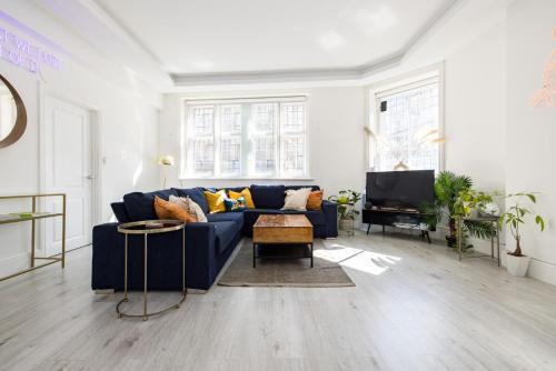 Modern Luxury Soho Apartment - Tap to explore photos