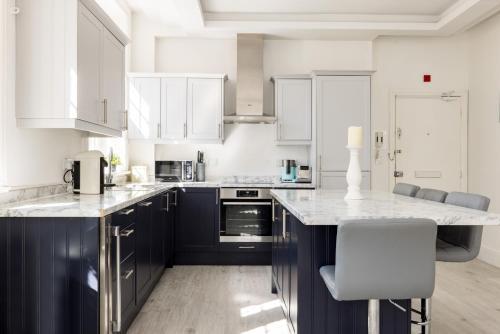 Modern Luxury Soho Apartment - Tap to explore photos