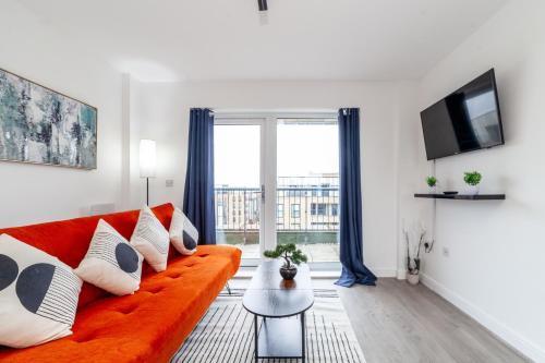Top-Rated Penthouse - King Size Bed & Free Parking - Tap to explore photos