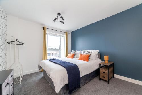 Top-Rated Penthouse - King Size Bed & Free Parking - Tap to explore photos