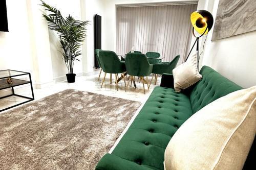 Spacious Luxury 2bd - Long Term - Tap to explore photos
