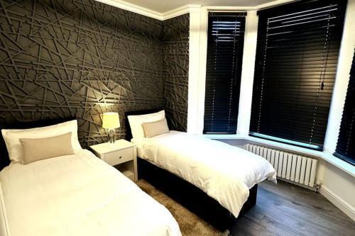 Spacious Luxury 2bd - Long Term - Tap to explore photos
