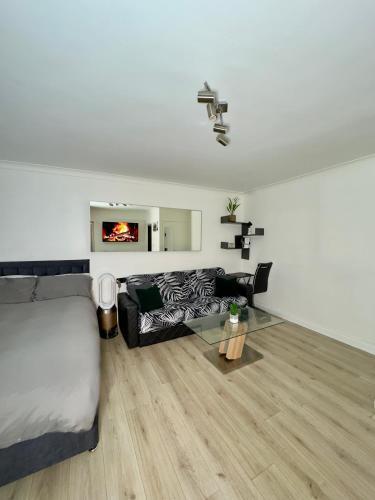 New Central Ldn 1-BdR Stay! w Private Garden - Tap to explore photos