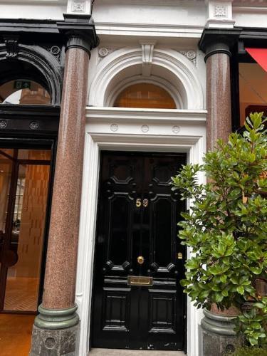Stylish and comfortable double bedroom in Mayfair - Tap to explore photos