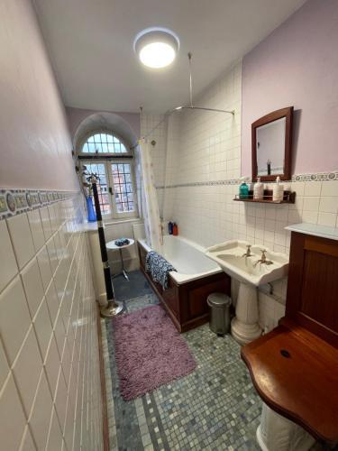 Stylish and comfortable double bedroom in Mayfair - Tap to explore photos