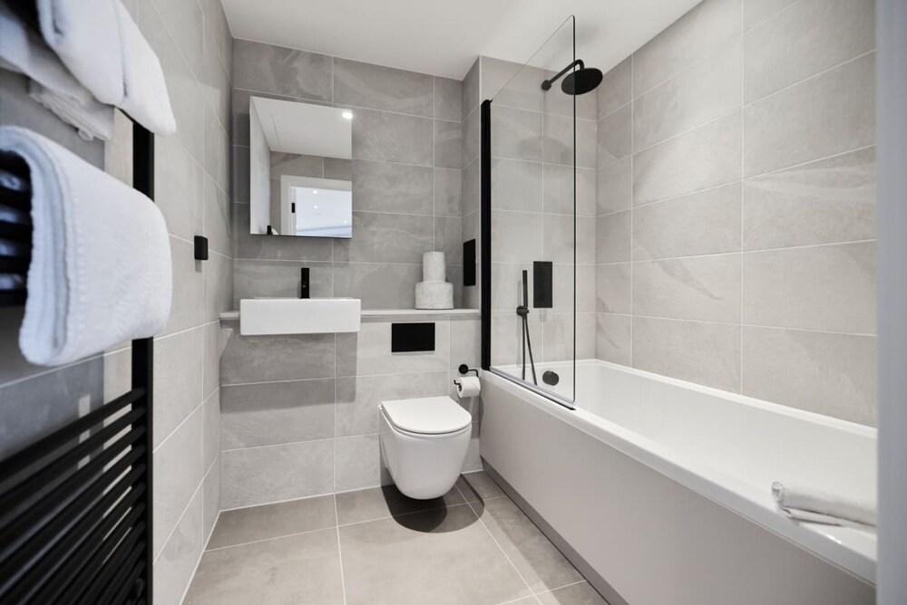 The Tottenham Wonder - Pleasing 2bdr Flat With Balcony - Tap to explore photos