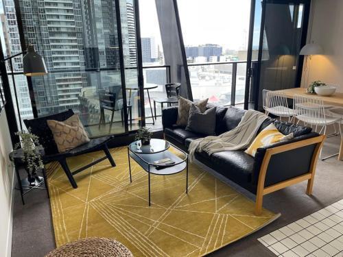 Stunning City Skyline Apartment - Beautiful Design - Tap to explore photos