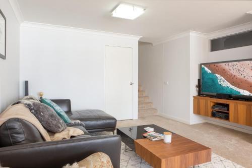 Beachfront Manly Apartment With Balcony & Parking - Tap to explore photos
