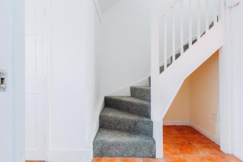 Single Room with Shared Bathroom, parking & wifi - Tap to explore photos