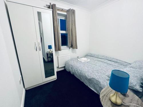 Single Room with Shared Bathroom, parking & wifi - Tap to explore photos