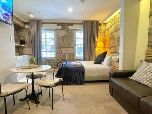 Sydney Escape - Pyrmont Stylish Studio Apartment - Tap to explore photos